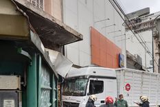video: un camion se incrusto en un comercio y casi mata a una mujer