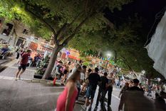 Alrededor de 600 personas compartieron la Navidad en la Calle en plena Peatonal Sarmiento. Alrededor de 600 personas compartieron la Navidad en la Calle en plena Peatonal Sarmiento.
