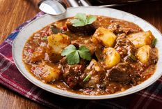 Guiso de patatas y carne Una receta simple para hacer en simples pasos Foto: Shutterstock