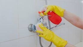 Cómo quitar el sarro de la ducha Foto: Shutterstock Cómo quitar el sarro de la ducha Foto: Shutterstock