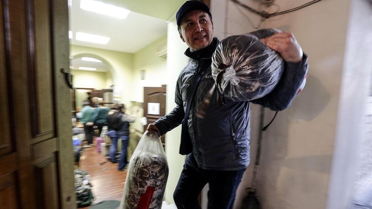 El tenor, ahora traslada bultos en Ucrania. Foto: VivirEdiciones.