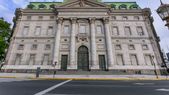 Coincidiendo casi con el contundente triunfo electoral del Gobierno, el Banco Nación recibió una suba de la nota crediticia de largo plazo de AA a AAA. Coincidiendo casi con el contundente triunfo electoral del Gobierno, el Banco Nación recibió una suba de la nota crediticia de largo plazo de AA a AAA.