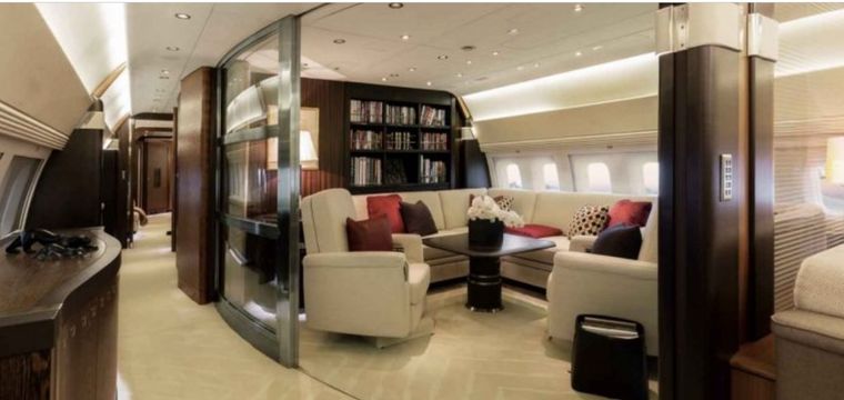 La bilioteca en el avión de Roman Abramovich. Foto: okdiario.com