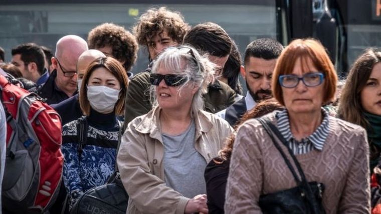 Los expertos recomiendan que aunque no sientan síntomas, las personas deben incluir medidas de precaución para evitar la propagación del virus.