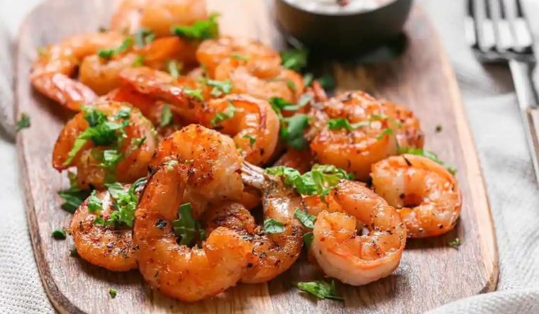 Un dato curioso de esta receta es que tradicionalmente se prepara en sart&eacute;n de hierro, ya que este material potencia el dorado de los camarones y realza el aroma del ajo sin alterar el sabor original.