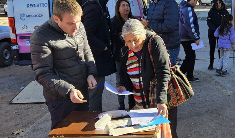 La intención es ofrecer a los ciudadanos de esas zonas la posibilidad de tramitar su documentación sin tener que trasladarse. Foto: Prensa Municipalidad de Las Heras