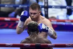 Canelo derrotó a Scull en Arabia y se consagró campeón indiscutido supermediano. Foto: EFE