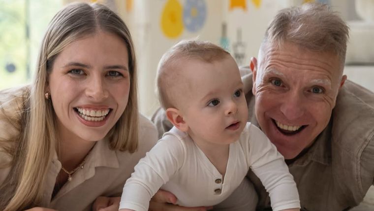 Coni Mosqueira y Alejandro Fantino junto a su hijo, Beltrán.