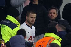 Eric Dier en la tribuna junto al personal de seguridad.