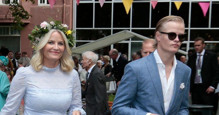 Al no ser parte oficial de la familia real, Høiby no tiene títulos ni responsabilidades. Aún así se crió dentro de la realeza junto a la princesa Mette-Marit.