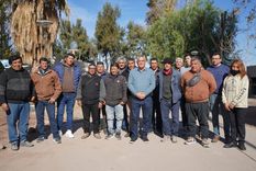 El intendente de Lavalle, Edgardo González, junto a representantes de las comunidades huarpes.