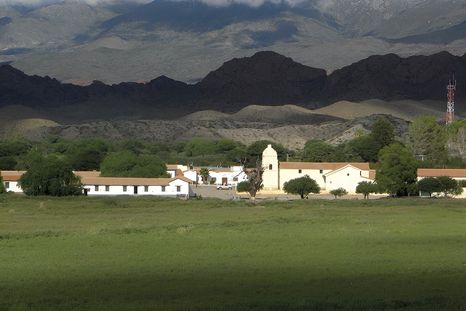 Este pueblo se encuentra en el sudeste de Salta. Este pueblo se encuentra en el sudeste de Salta.