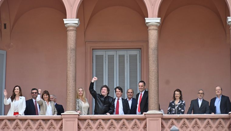 Javier Milei está llevando a cabo lo que se conoce como la “creación de problemas, reacción, solución”. Foto: Télam