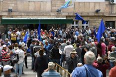 Este jueves se produjeron fuertes incidentes en la Casa de Gobierno por la protesta de los policías retirados Foto: ALF PONCE MERCADO / MDZ Este jueves se produjeron fuertes incidentes en la Casa de Gobierno por la protesta de los policías retirados Foto: ALF PONCE MERCADO / MDZ