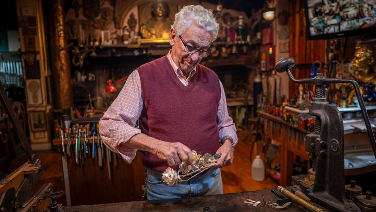 Juan Carlos Pallarols ya trabaja en el bastón que recibirá quien gane las elecciones en octubre Foto: Julián Volpe