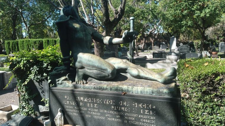 En el cementerio abundan las esculturas sobre las tumbas. Foto: Archivo