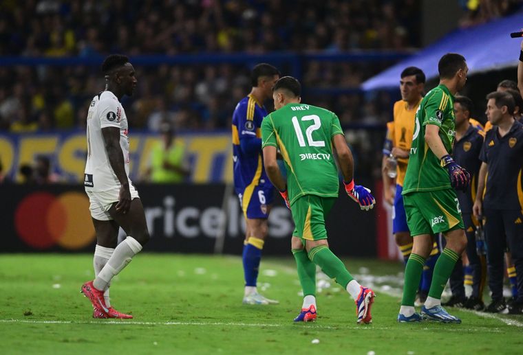 El momento de la incredulidad para muchos hinchas de Boca: sale Marchesín y entra Brey. Foto: Fotobaires