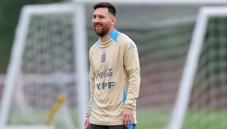 Scaloni decidió cuidar a Messi por la seguidilla y la Pulga esperará su chance en el banco de suplentes . Foto: EFE