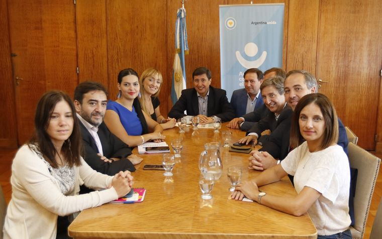 Anabel Fernandez Sagasti y los intendentes del PJ con el ministro Daniel Arroyo.