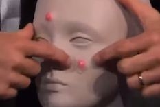 esta es la manera correcta en que debes reventarte un grano