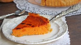 Tarta salada de calabaza y cebolla caramelizada.