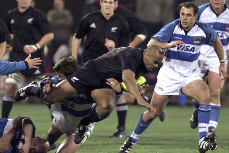 La leyenda Jonah Lomu apoyó tres tries en el Monumental, en 2001. publicada en La Nación Foto: publicada en La Nación