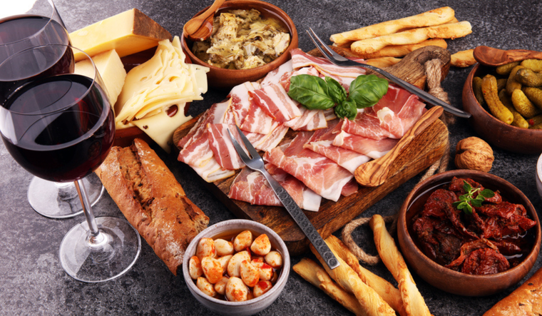 Saborea la tradición italiana con nuestro antipasto hecho en casa Foto: Shutterstock
