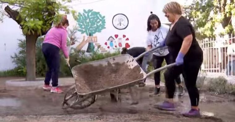 Maestras sacan el agua y barro de una escuela en Bahía Blanca. Foto: Captura TN