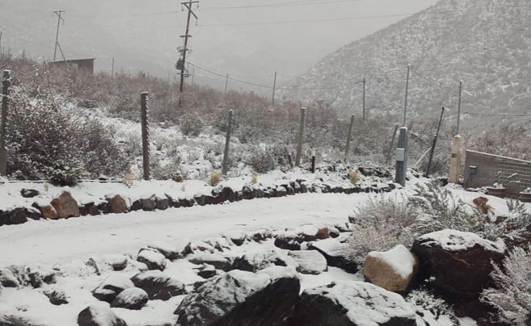 El frío y la nieve se hicieron presentes en Vallecitos