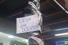 Un negocio de indumentaria en San Salvador de Jujuy desató indignación al colgar en su vidriera un maniquí envuelto en bolsas negras, simulando el cuerpo de una mujer asesinada.
