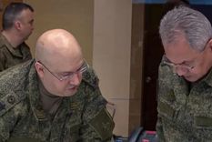 El general Surovikin, a la izquierda, consiguió este miércoles que el ministro ruso de Defensa, a la derecha, le permitiera retirar a sus hombres de Jersón. Foto: CORTESÍA MINISTERIO RUSO DE DEFENSA