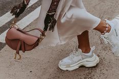 estos son los 3 pares de zapatillas que mejor lucen con jeans: ¡estilo running!