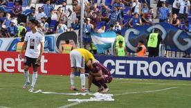 Los jugadores de Godoy Cruz fueron consolados por los de Riestra. Los jugadores de Godoy Cruz fueron consolados por los de Riestra.
