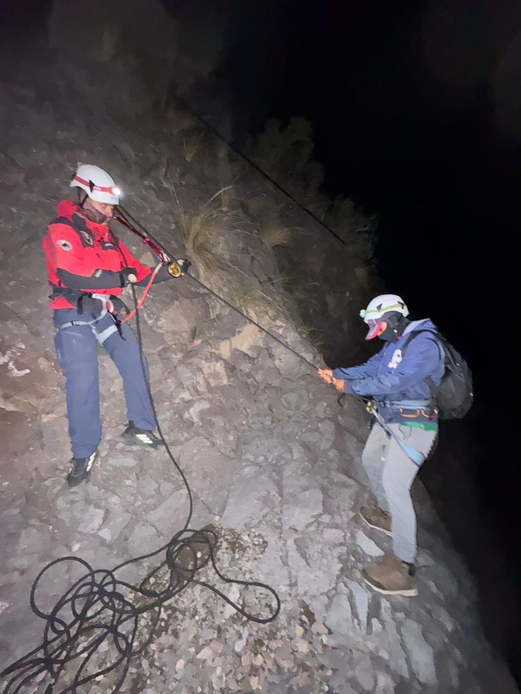 Tras el rescate los excursionistas fueron llevados a un lugar seguro. Tras el rescate los excursionistas fueron llevados a un lugar seguro.