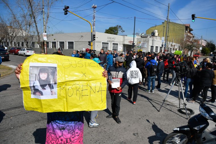 La gente de Lanús pidiendo justicia por el crimen de Morena Foto: Télam