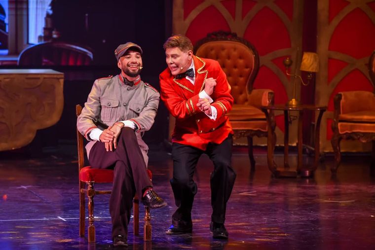 El elenco de 20 artistas en la majestuosa puesta en escena. El elenco de 20 artistas en la majestuosa puesta en escena.