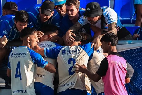 Todos los abrazos son para Vicente Poggi, quien puso el 1-0 parcial para Godoy Cruz frente a Ferro. Todos los abrazos son para Vicente Poggi, quien puso el 1-0 parcial para Godoy Cruz frente a Ferro.