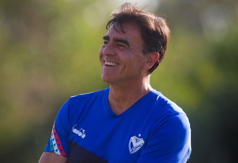 La dirigencia de Independiente irá a buscar a Gustavo Quinteros tras la renuncia de Vaccari. Foto: @Velez La dirigencia de Independiente irá a buscar a Gustavo Quinteros tras la renuncia de Vaccari. Foto: @Velez