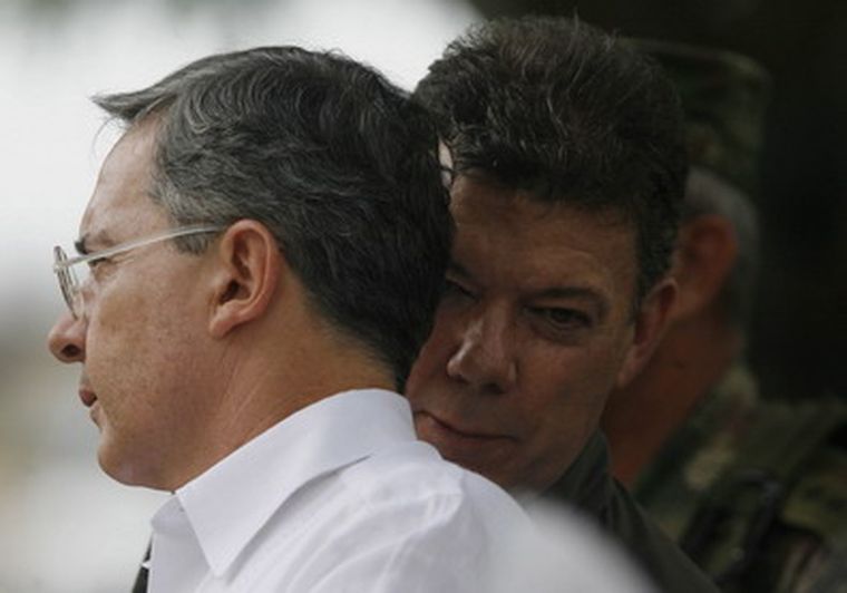 El presidente de Colombia, Alvaro Uribe, recibió acusaciones de haber dinamitado el operativo de rescate. Foto: EFE