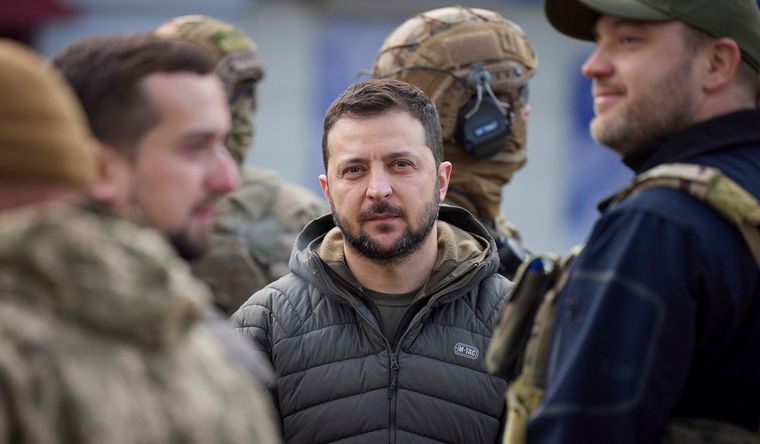 Volodímir Zelenski Volodímir Zelenski analiza a sus socios en la guerra. Foto: EFE