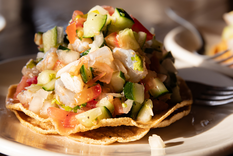 El ácido del limón en esta receta actúa como método de “cocción” natural, una característica única que diferencia esta receta de muchos otros platillos tradicionales.