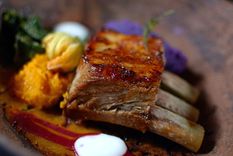 cocina gourmet: prepara estas costillas al conac con patatas asadas ¡en 4 pasos!