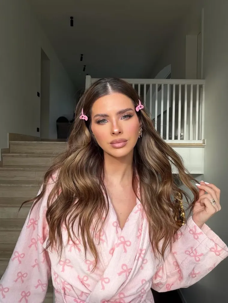 Con bata rosa estampada y hebillitas en el pelo, la actriz compartió un estilismo relajado y delicado. Con bata rosa estampada y hebillitas en el pelo, la actriz compartió un estilismo relajado y delicado.