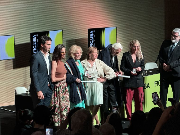 Mirtha Legrand junto a sus nietos y su hija Marcela, acompañada de Héctor Olivera, también distinguido con el reconocimiento. Foto: Gabriel Sotelo