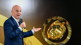 Gianni Infantino junto al trofeo del Mundial de Clubes. Gianni Infantino junto al trofeo del Mundial de Clubes.