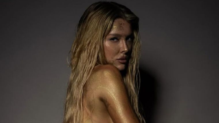 Además de los bolsos, La Reini posó con bikini de la marca. / @sofiagonet