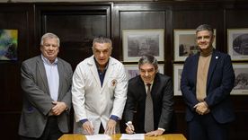 El Jefe de Gobierno de la Ciudad, Jorge Macri, junto al rector de la UBA, Ricardo Gelpi, y firmando, el ministro de Salud porteño, Fernán Quiros, y el director del Hospital de Clínicas, Marcelo Melo.