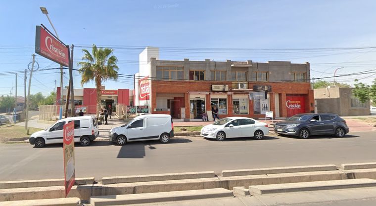 La concurrida y tradicional Panadería y Confitería Cristián funciona hace más de 40 años en Luzuriaga, Maipú. La concurrida y tradicional Panadería y Confitería Cristián funciona hace más de 40 años en Luzuriaga, Maipú.