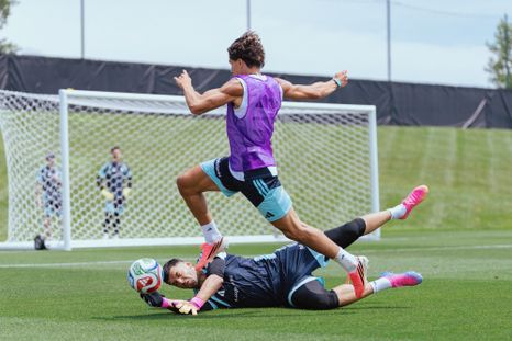 En pleno ensayo futbolístico, Giuliano Simeone encara a Gerónimo Rulli en el mano a mano, mientras el arquero va abajo. Ambos tienen chances de estar ante Jordania. En pleno ensayo futbolístico, Giuliano Simeone encara a Gerónimo Rulli en el mano a mano, mientras el arquero va abajo. Ambos tienen chances de estar ante Jordania.