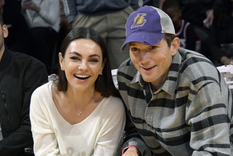 La confesión amorosa de Ashton Kutcher a Mila Kunis estuvo lejos de ser romántica, más bien fue de lo más patética. Foto: Getty.